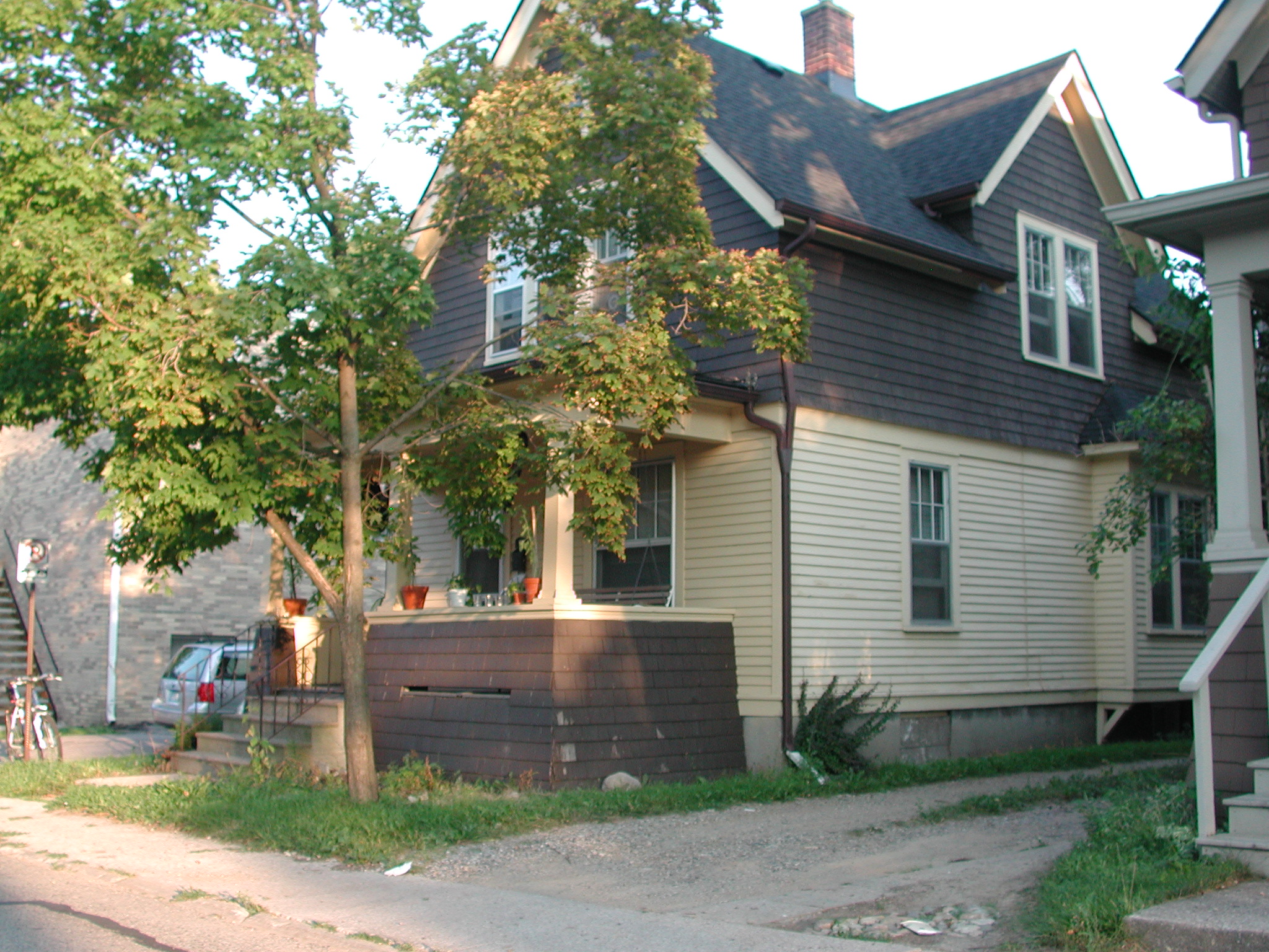 an old house in the neighborhood of detroit