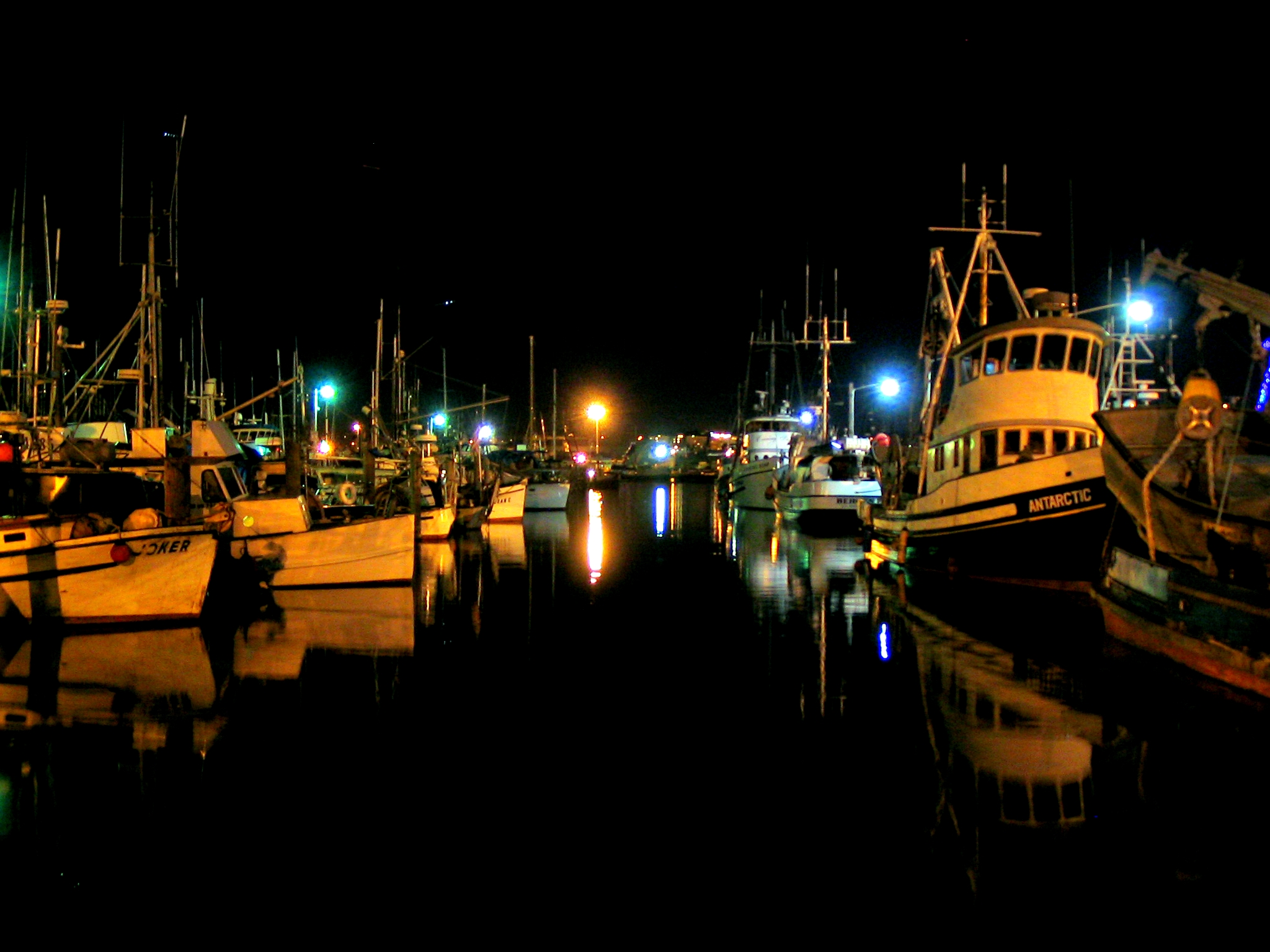 this is a dock with boats that are docked