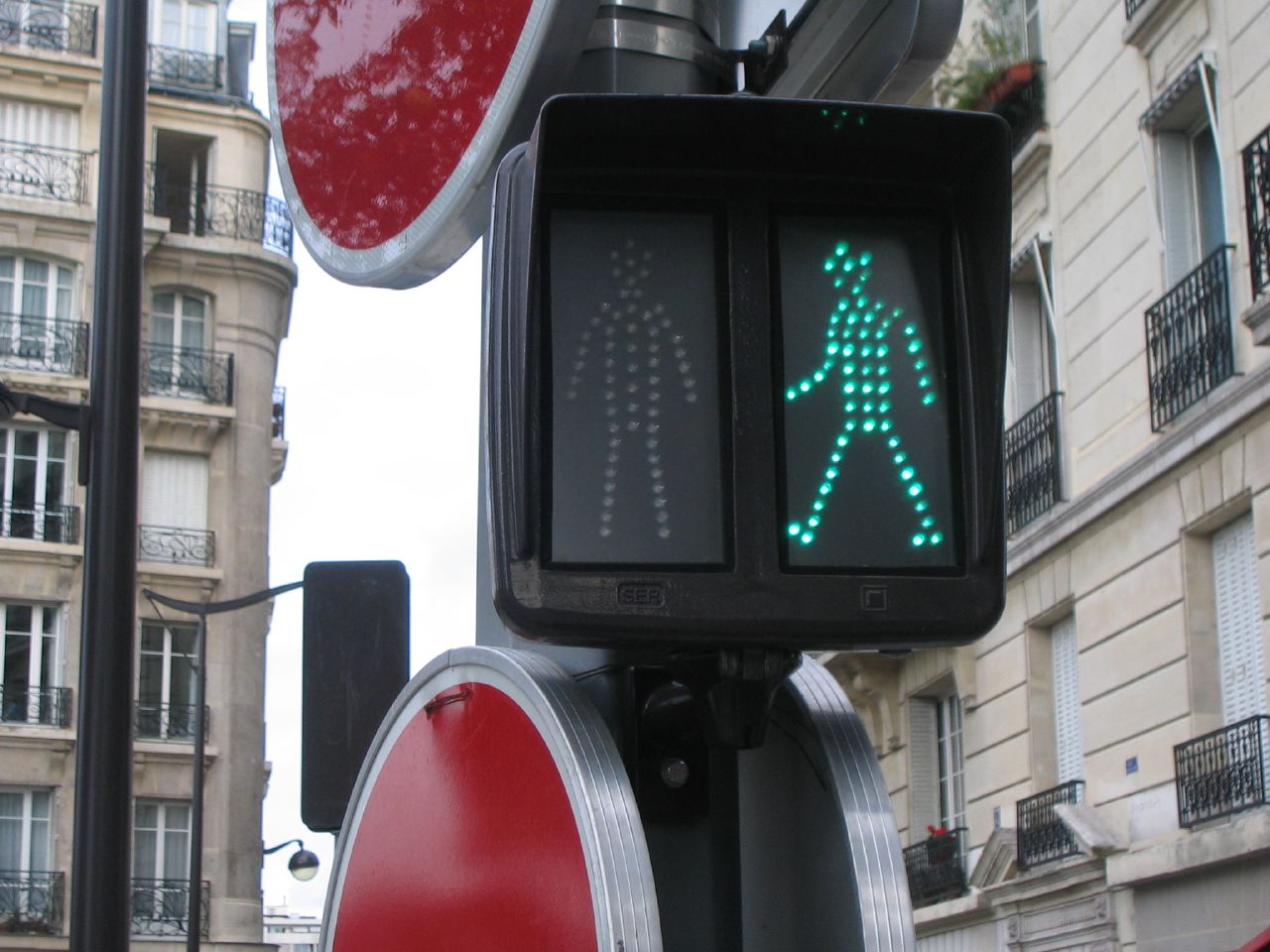 this sign indicates people to walk in an area where you can enter a pedestrian crossing zone
