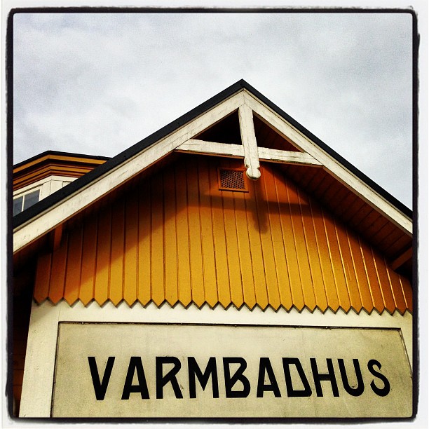 an image of a sign that says varmbadahus