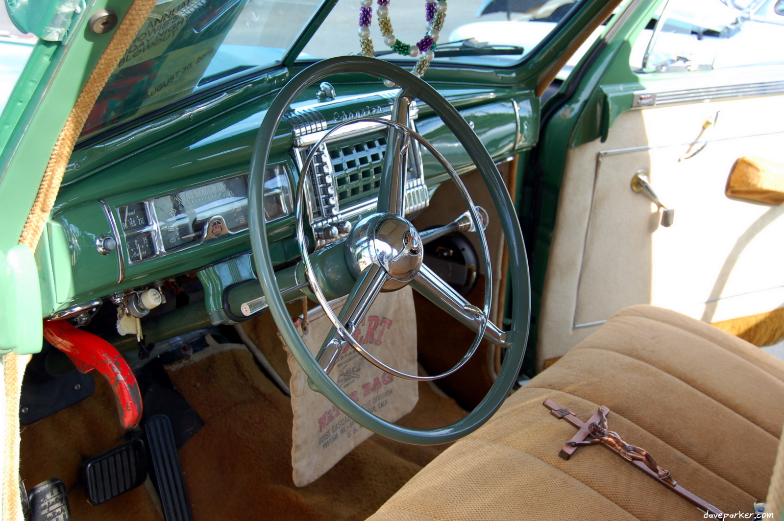 the steering wheel of an older fashioned car