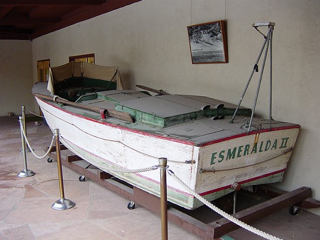 the empty boat is on display next to the ropes