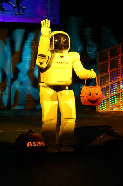 a robot dressed up to celete halloween