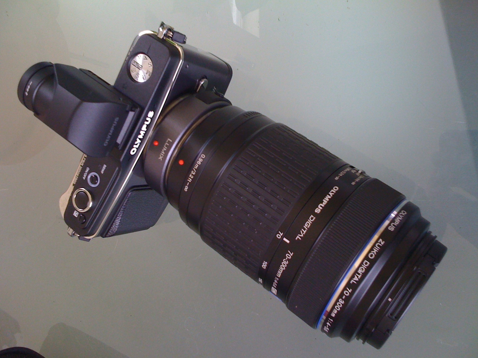 a camera mounted on a table with a flash lens attached