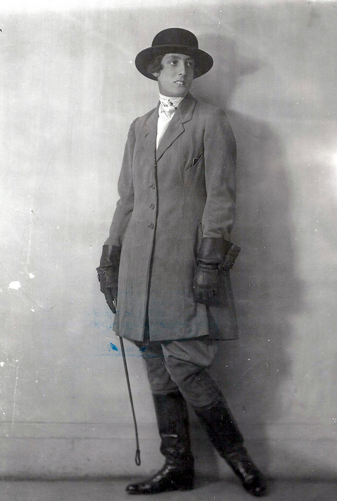 an old po of a man in a suit and hat