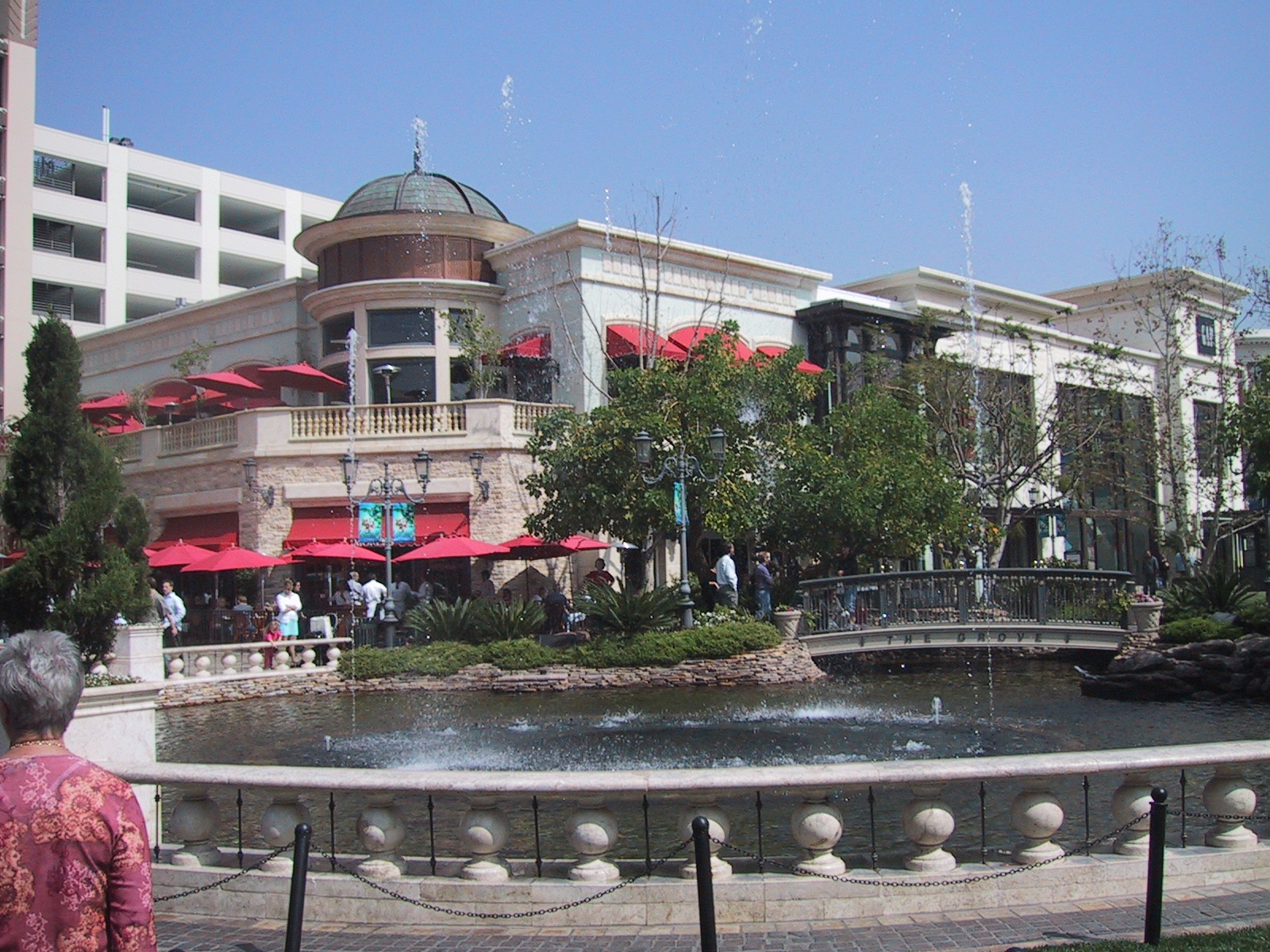 a pond surrounded by a plaza in the daytime