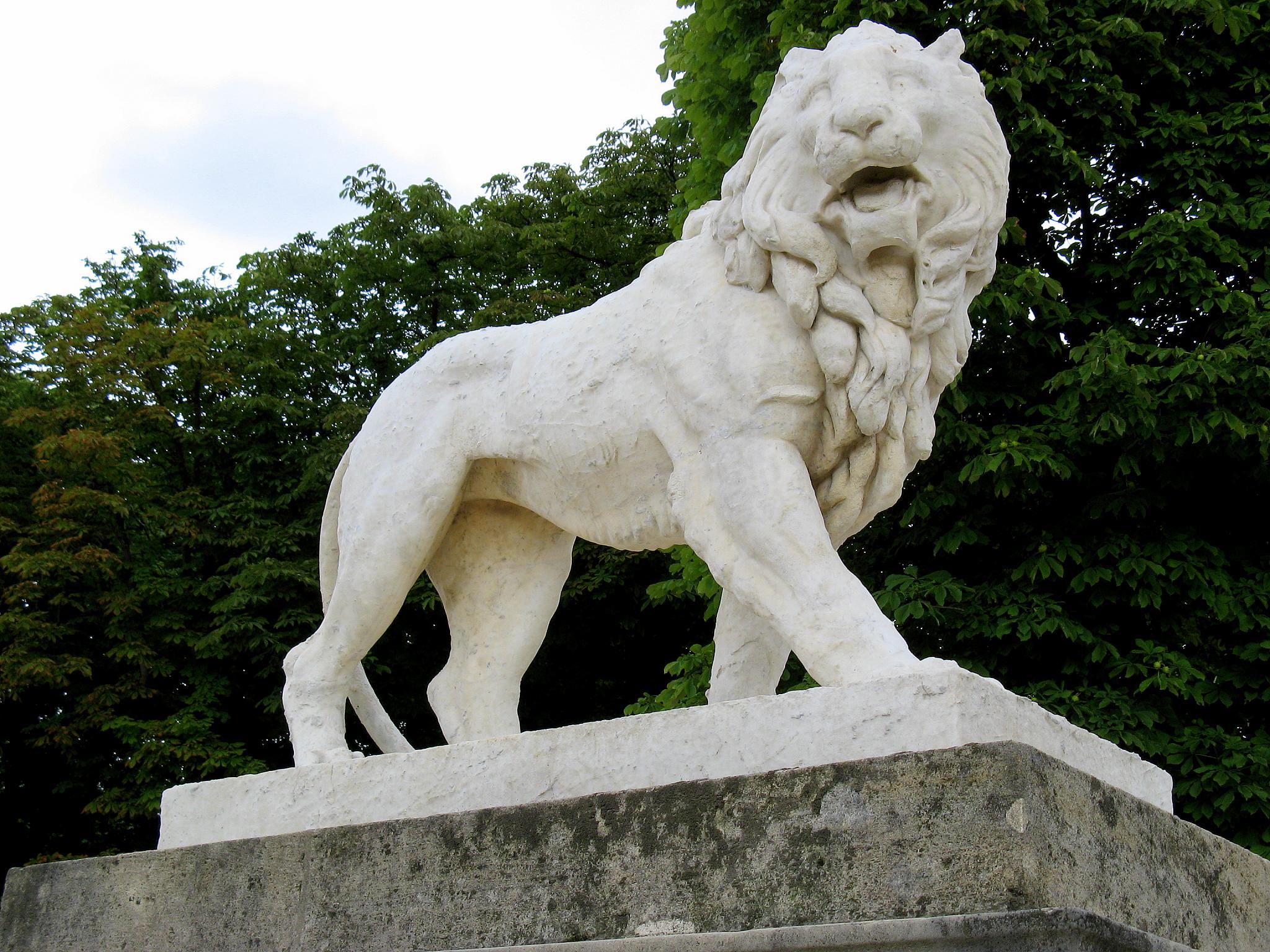 the lion statue in the park is ready for the next event