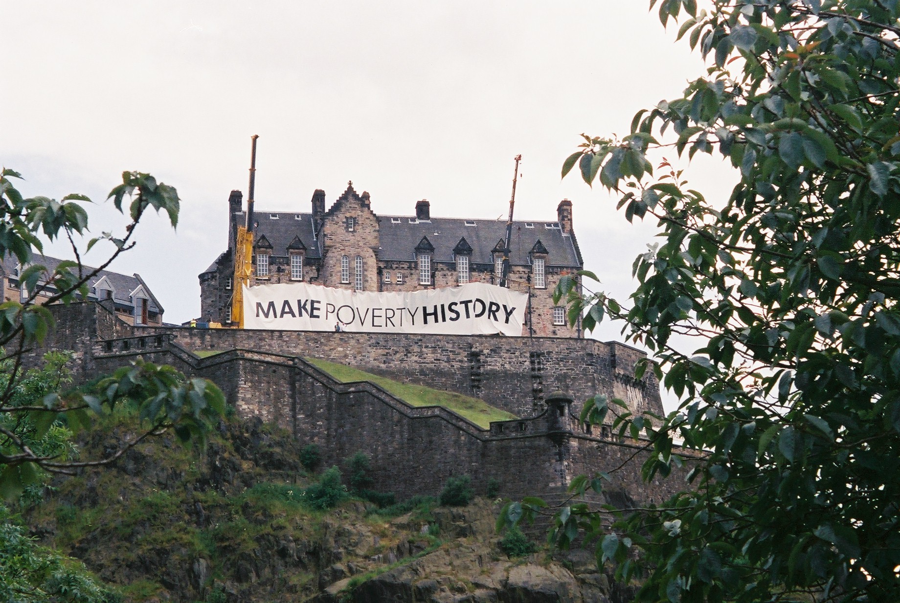 a large banner on top of a castle wall that says market history