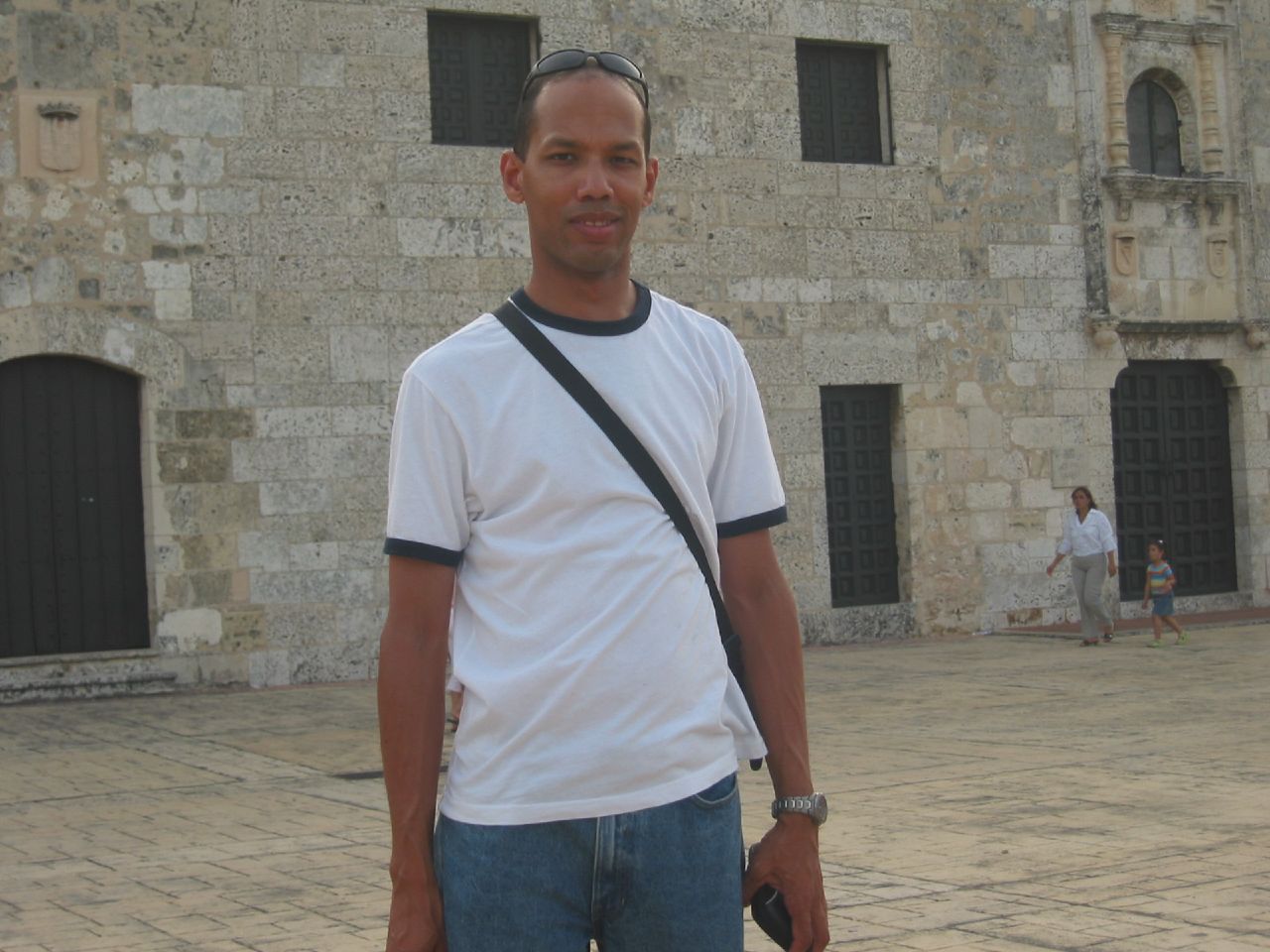 a man wearing a white shirt and blue jeans