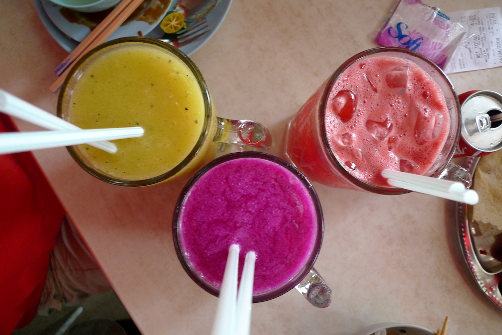 there are two cups with different colored drinks next to each other