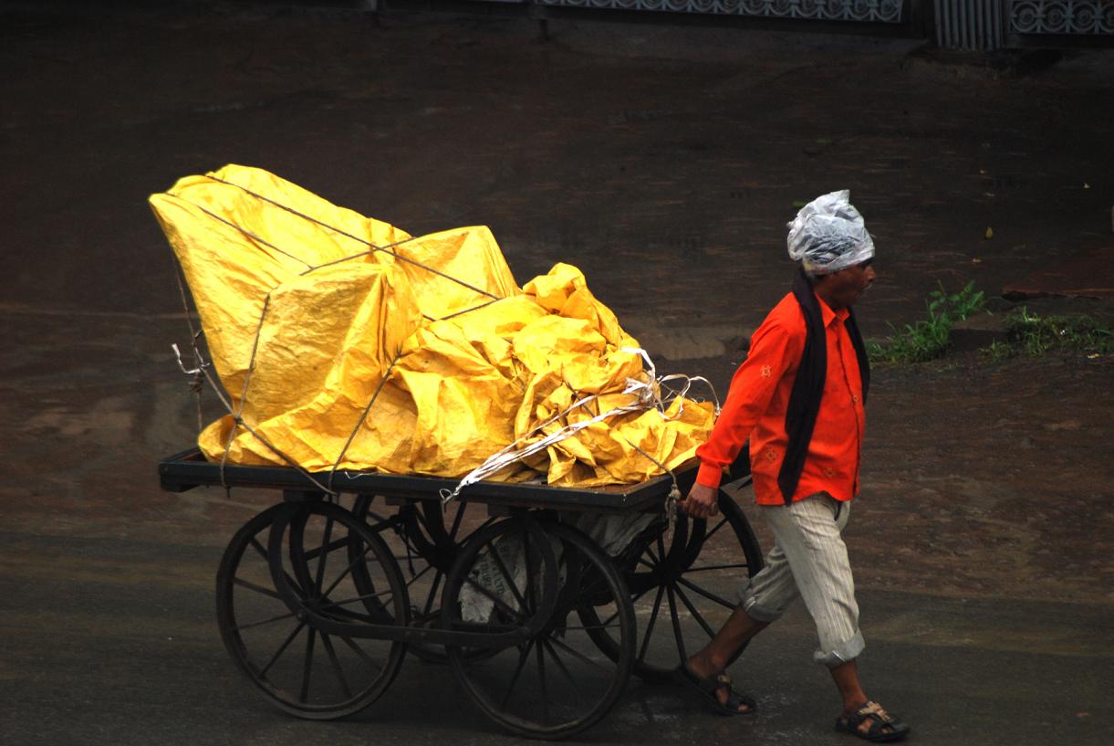 a person is hing an old fashioned carriage in the street