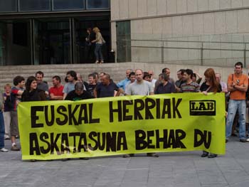 a group of people protesting against the ausskasuna behar du in a protest
