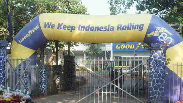 an archway is closed in front of a gate that says we keep indonesia rolling