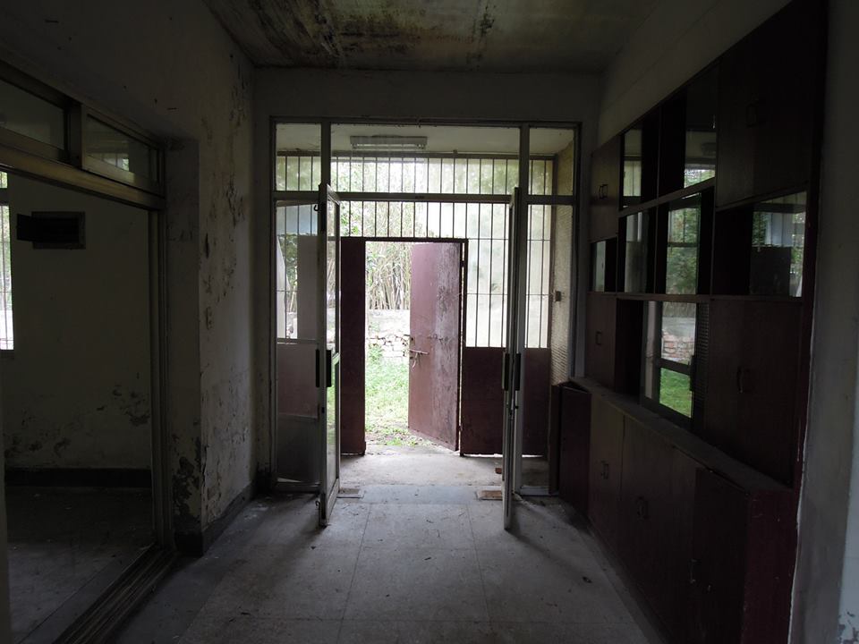 an empty room with lots of windows and some doors