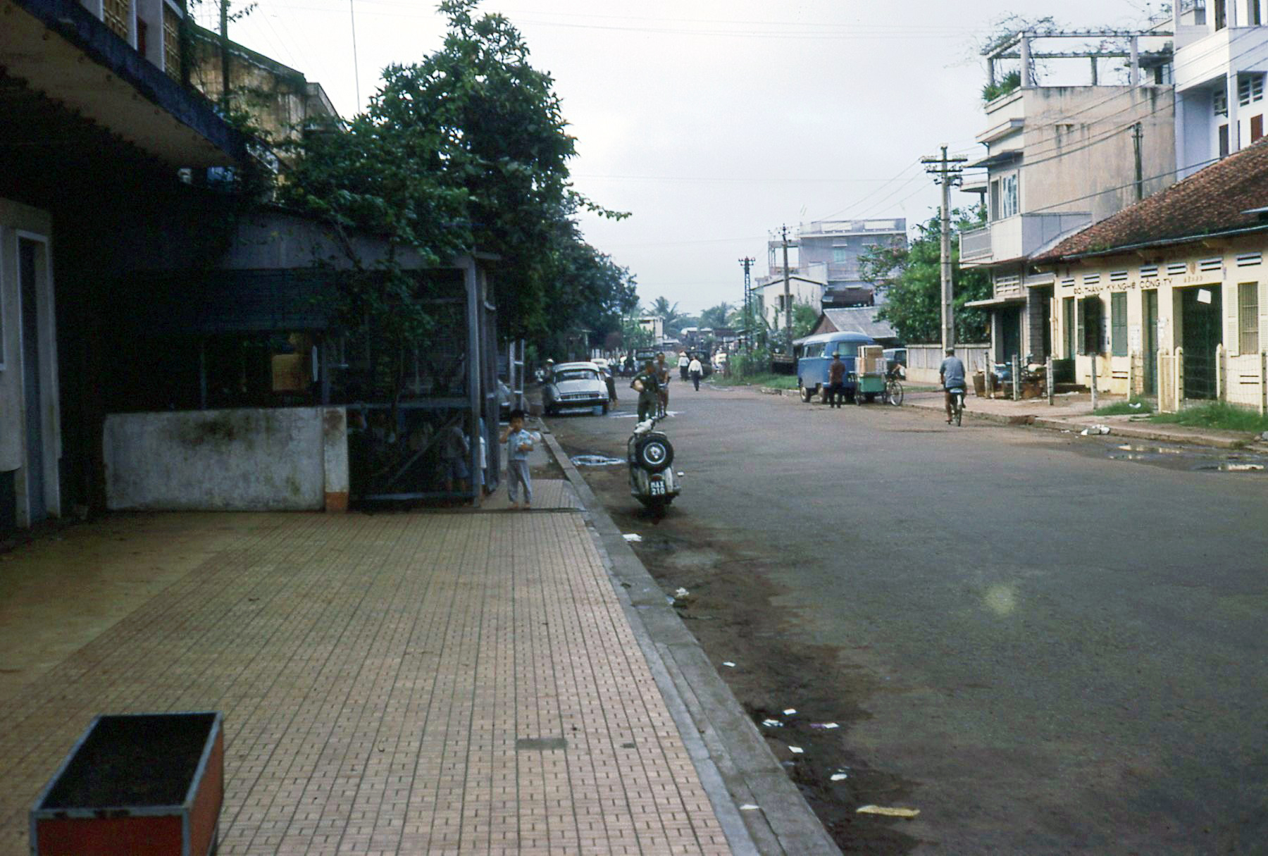 a scooter is parked in front of a row of buildings