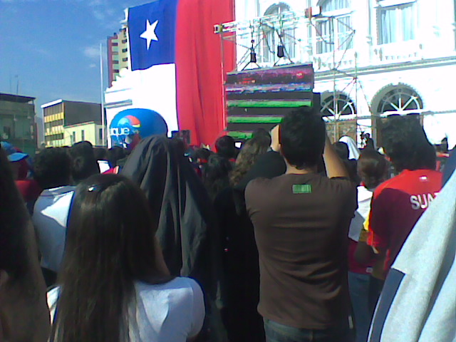 many people are watching and watching the stage in the middle of a large crowd