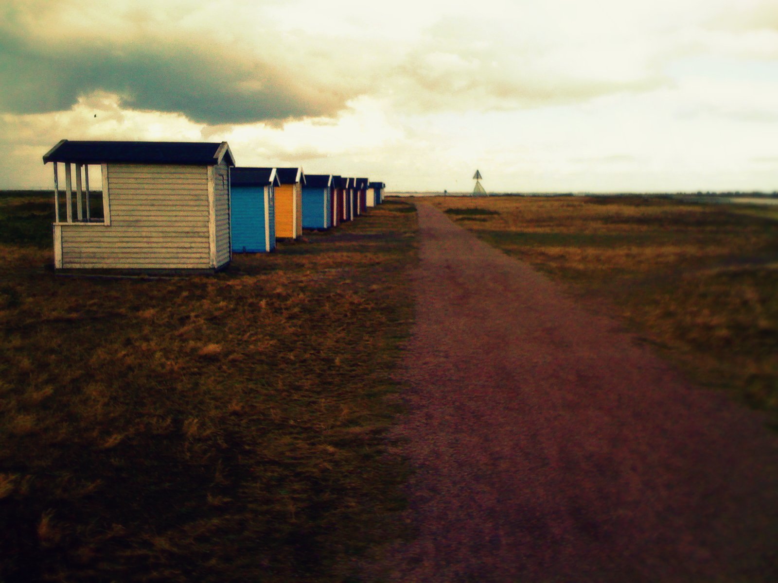 some cabins are on the side of the road