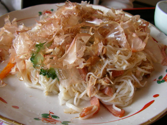a plate with some noodles and chicken on it