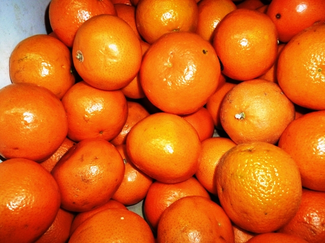 a bunch of oranges piled on top of each other