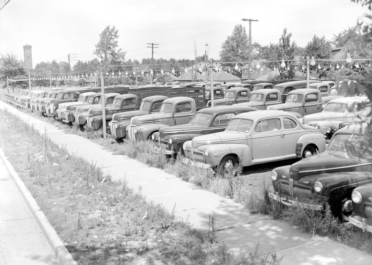 there are many old cars that are lined up