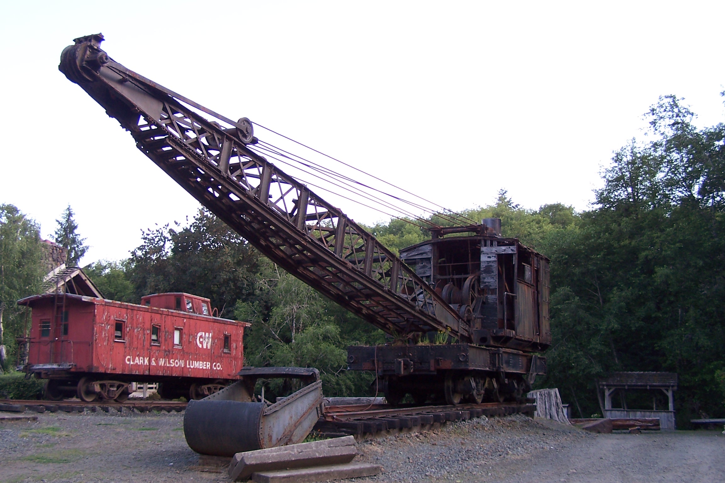 there is an old railroad crane that is on display