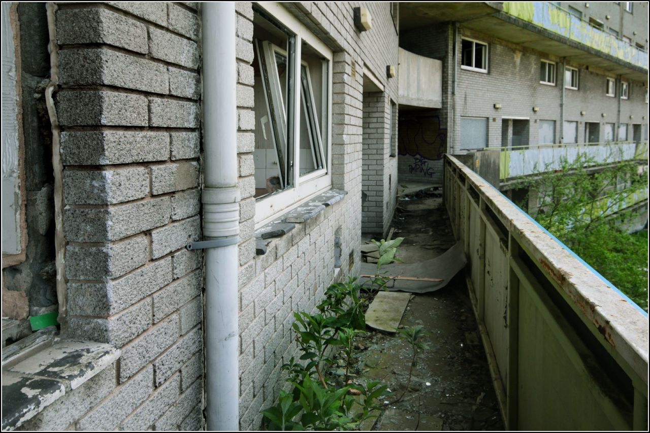 an abandoned looking apartment building with lots of windows