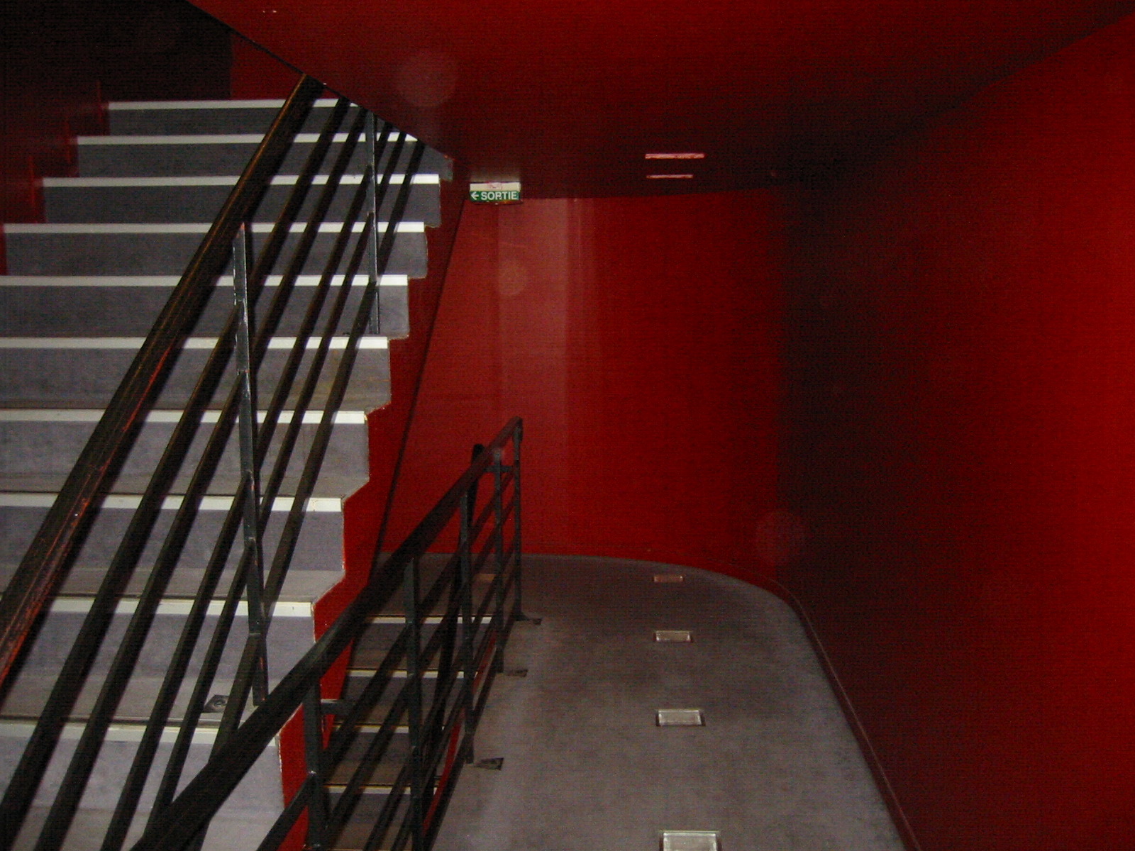 there is a stair case in the hallway with a sign