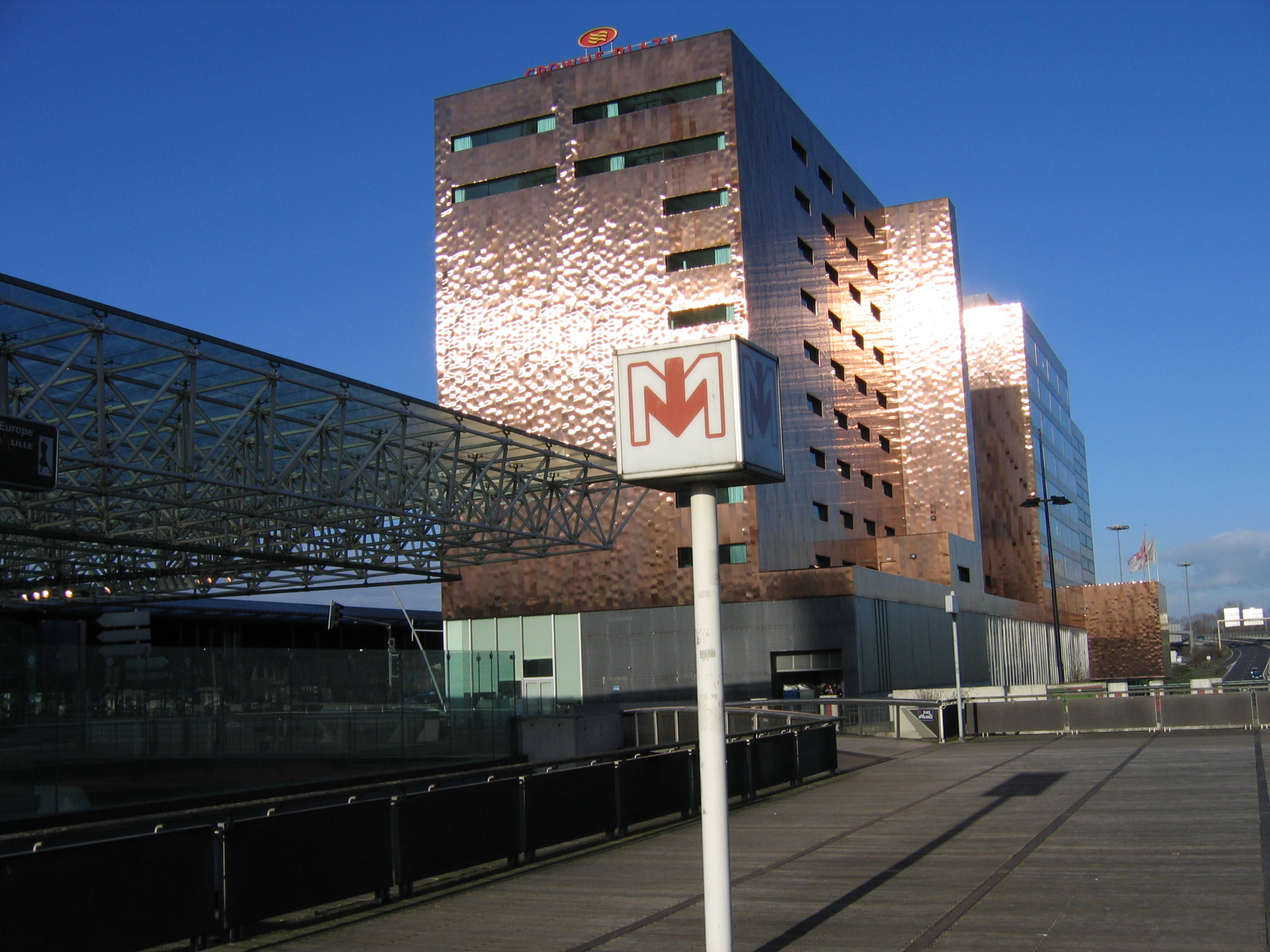 an image of a modern building next to a walkway