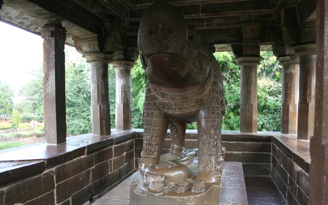 a statue of a horse standing on one side of a wall