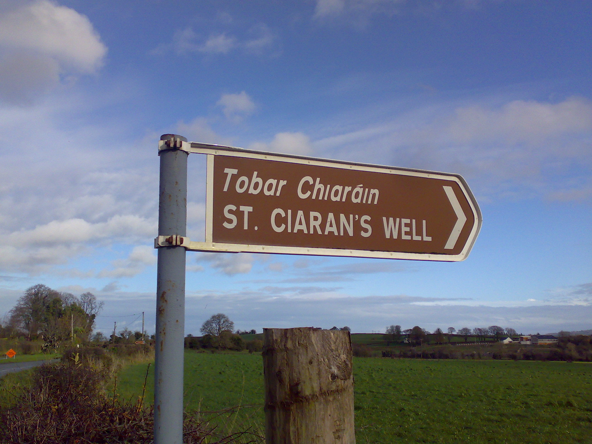 a sign pointing the direction to st clara's well