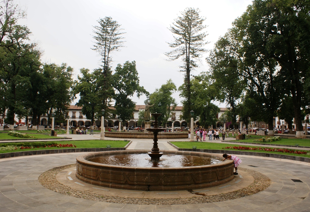 there is a fountain in the middle of the park