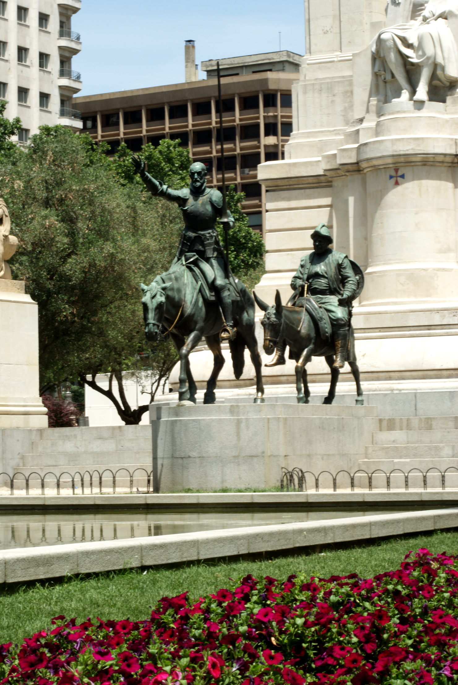 statue of two men on horses in front of a statue of two soldiers