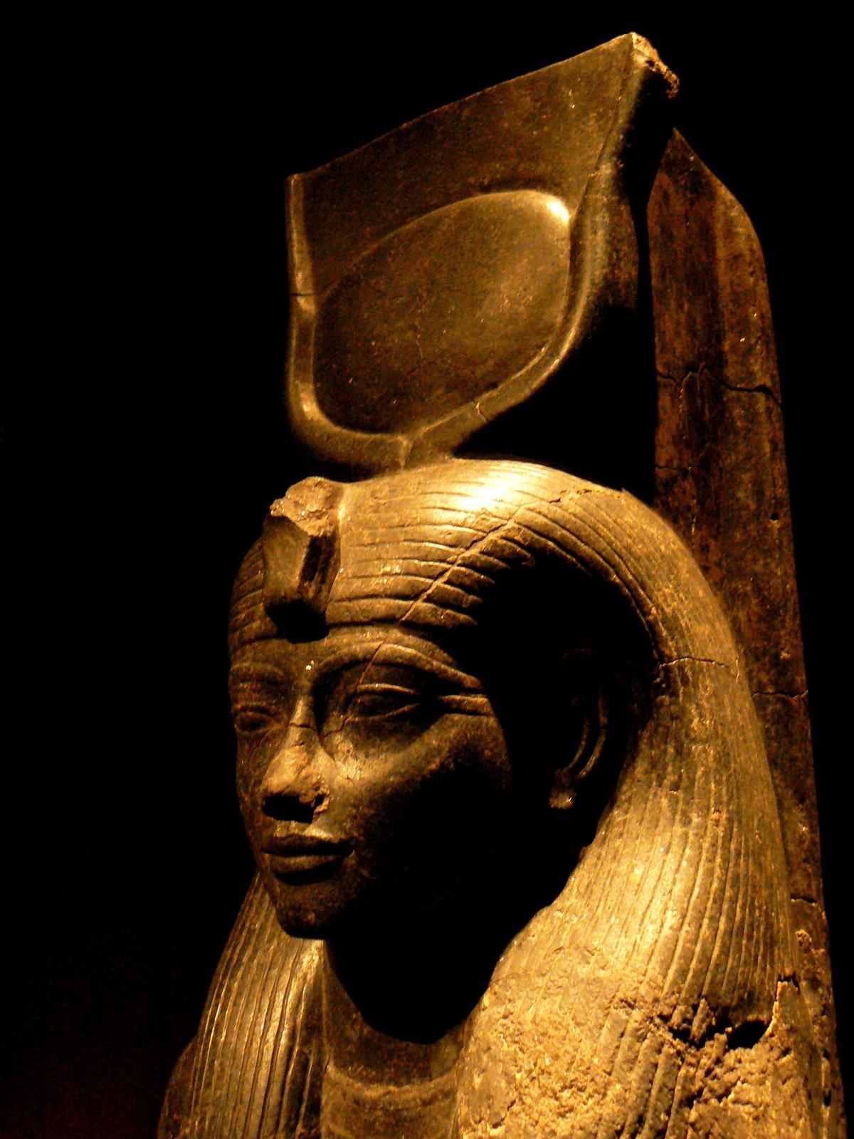 a golden piece of a sculpture that resembles the head of an egyptian queen