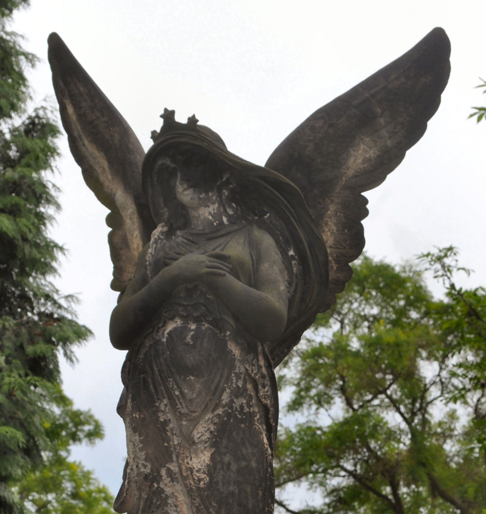 a statue is made of stone with two large wings