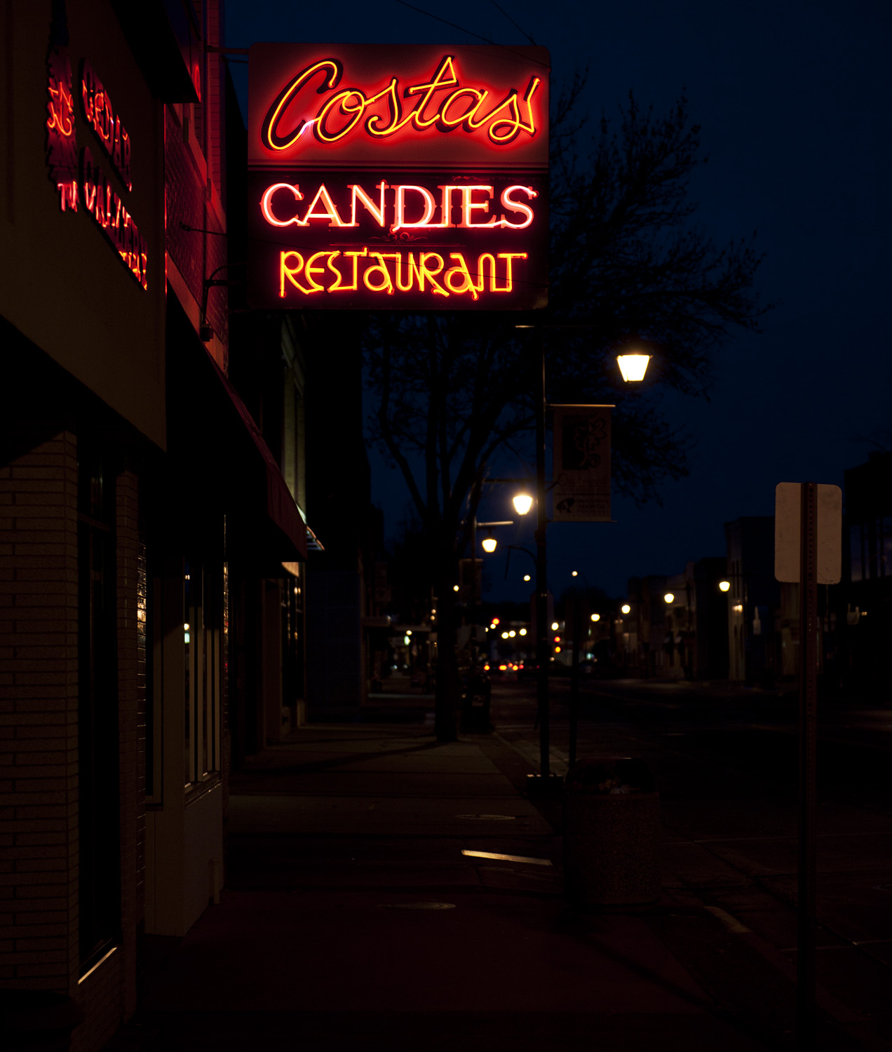 there is a sign that says contesy candles restaurant