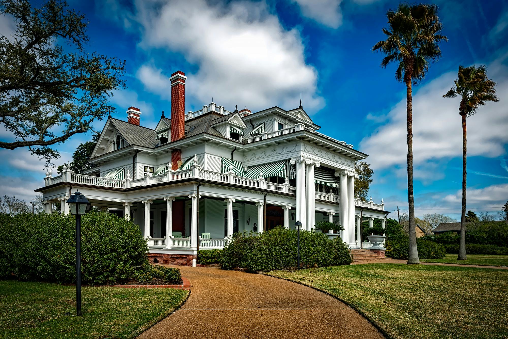 a large white house sitting on top of a lush green field, by Carey Morris, pexels contest winner, art nouveau, louisiana, seaside, square, museum photo