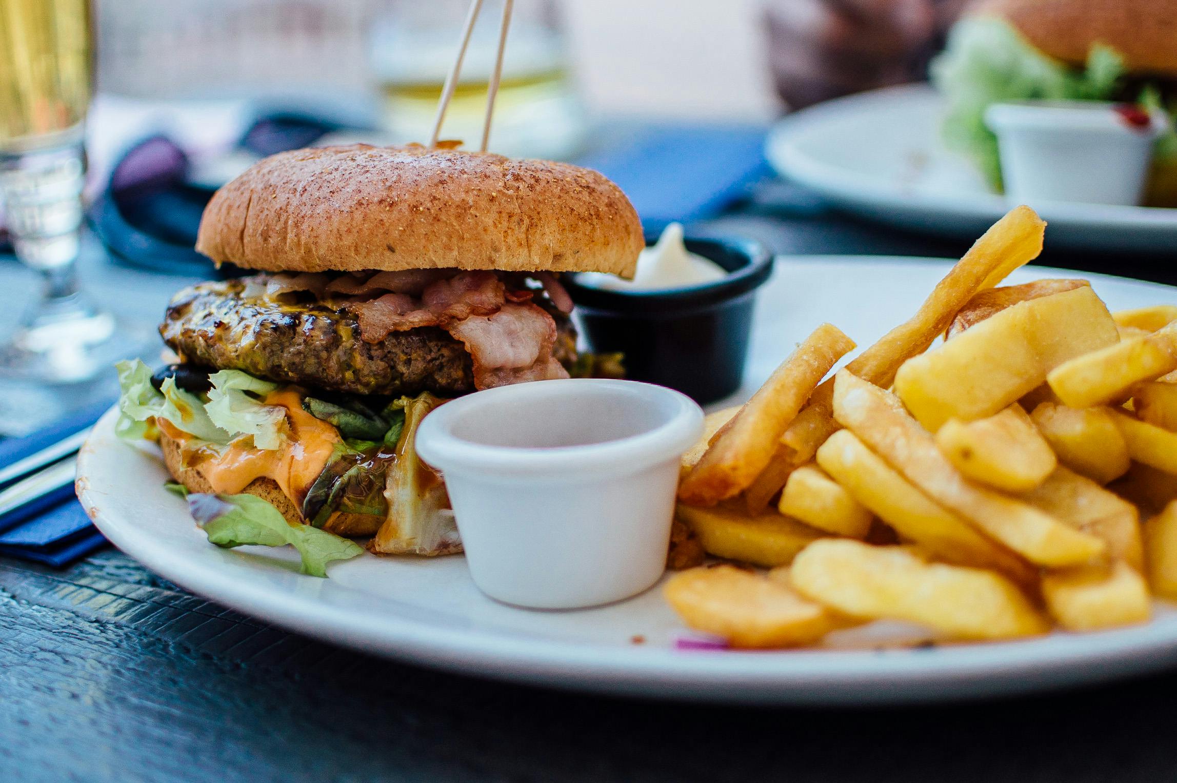 a close up of a plate of food with fries, pexels contest winner, 🦩🪐🐞👩🏻🦳, hamburgers, un restaurant avec une terrasse, profile image