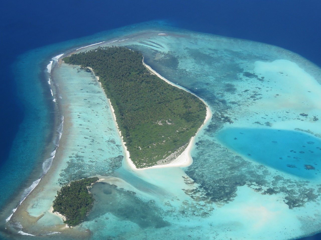 a small island in the middle of the ocean, by Dietmar Damerau, flickr, hurufiyya, view from helicopter, male, 188216907, boe jiden