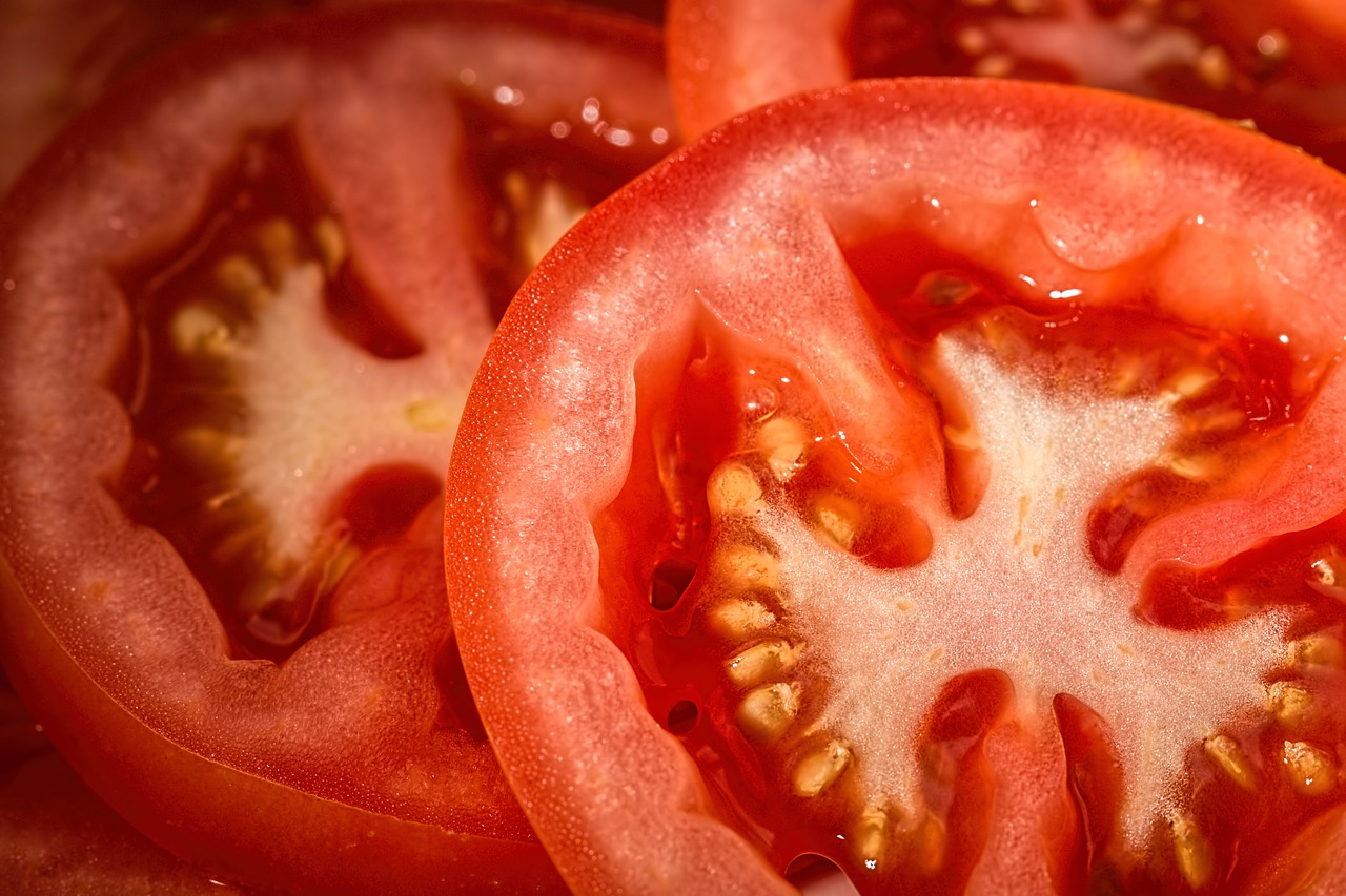 a close up of sliced tomatoes on a cutting board, a macro photograph, by Aleksander Gierymski, pixabay, 🦩🪐🐞👩🏻🦳, bottom - view, red!! sand, salad