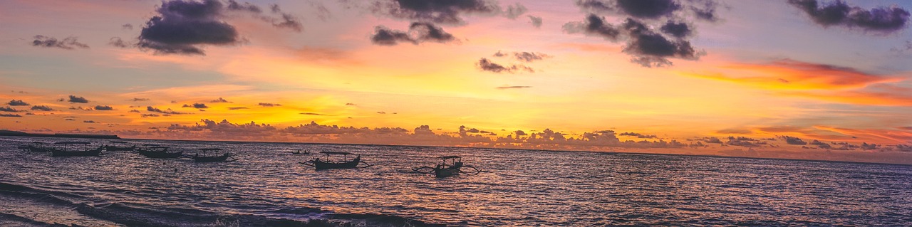 a group of boats floating on top of a body of water, a picture, by Robbie Trevino, pexels, sunset beach, 🦩🪐🐞👩🏻🦳, bali, fishing