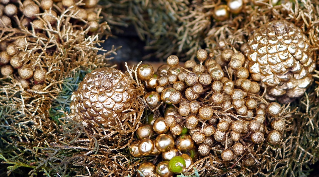 a close up of a bunch of gold ornaments, seaweed and bubles, pine color scheme, 15081959 21121991 01012000 4k, detail