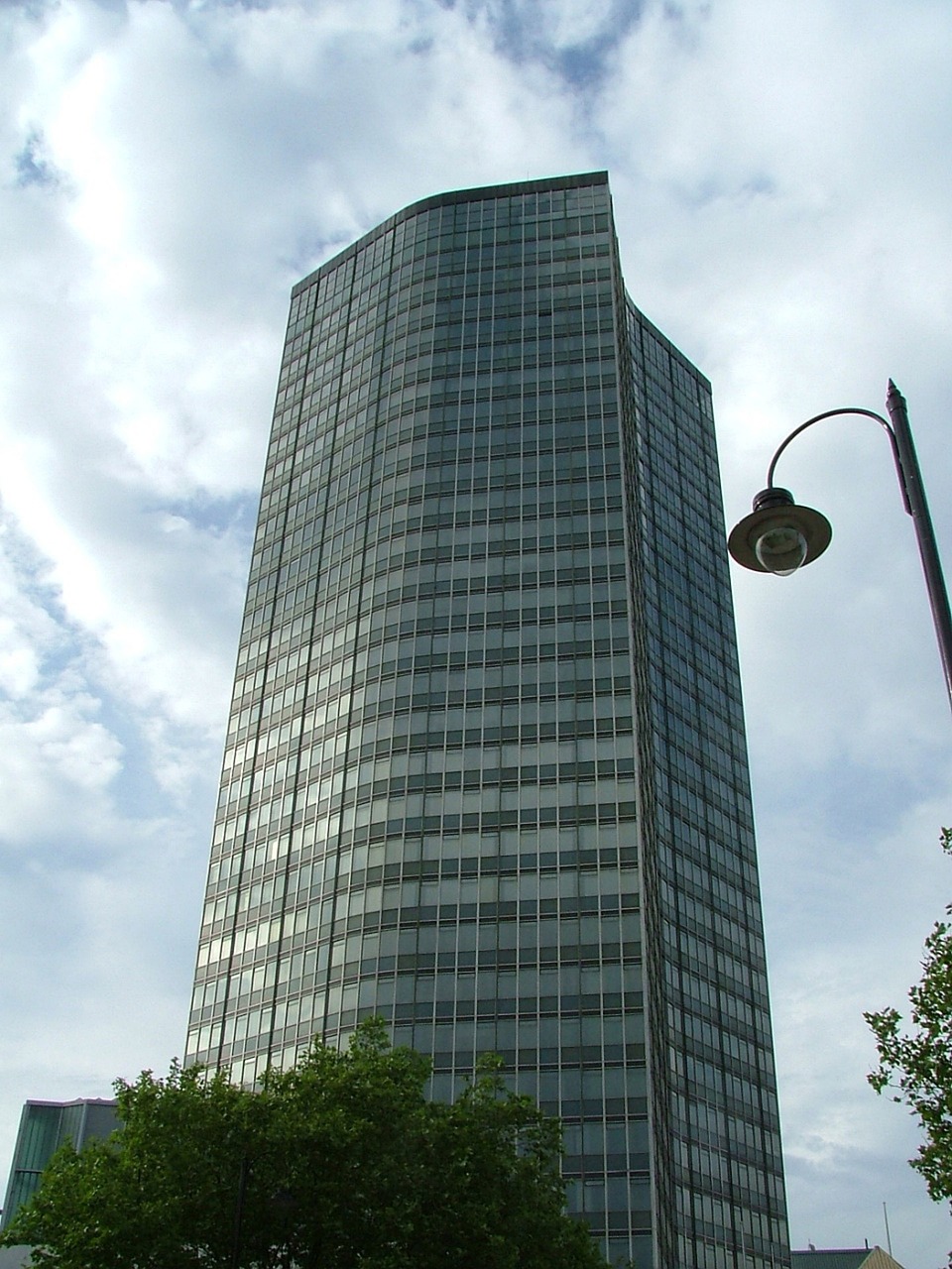 a tall building with a street light in front of it, by Hans Schwarz, flickr, glass and metal : : peugot onyx, wikimedia commons, front view 2 0 0 0, buffalo