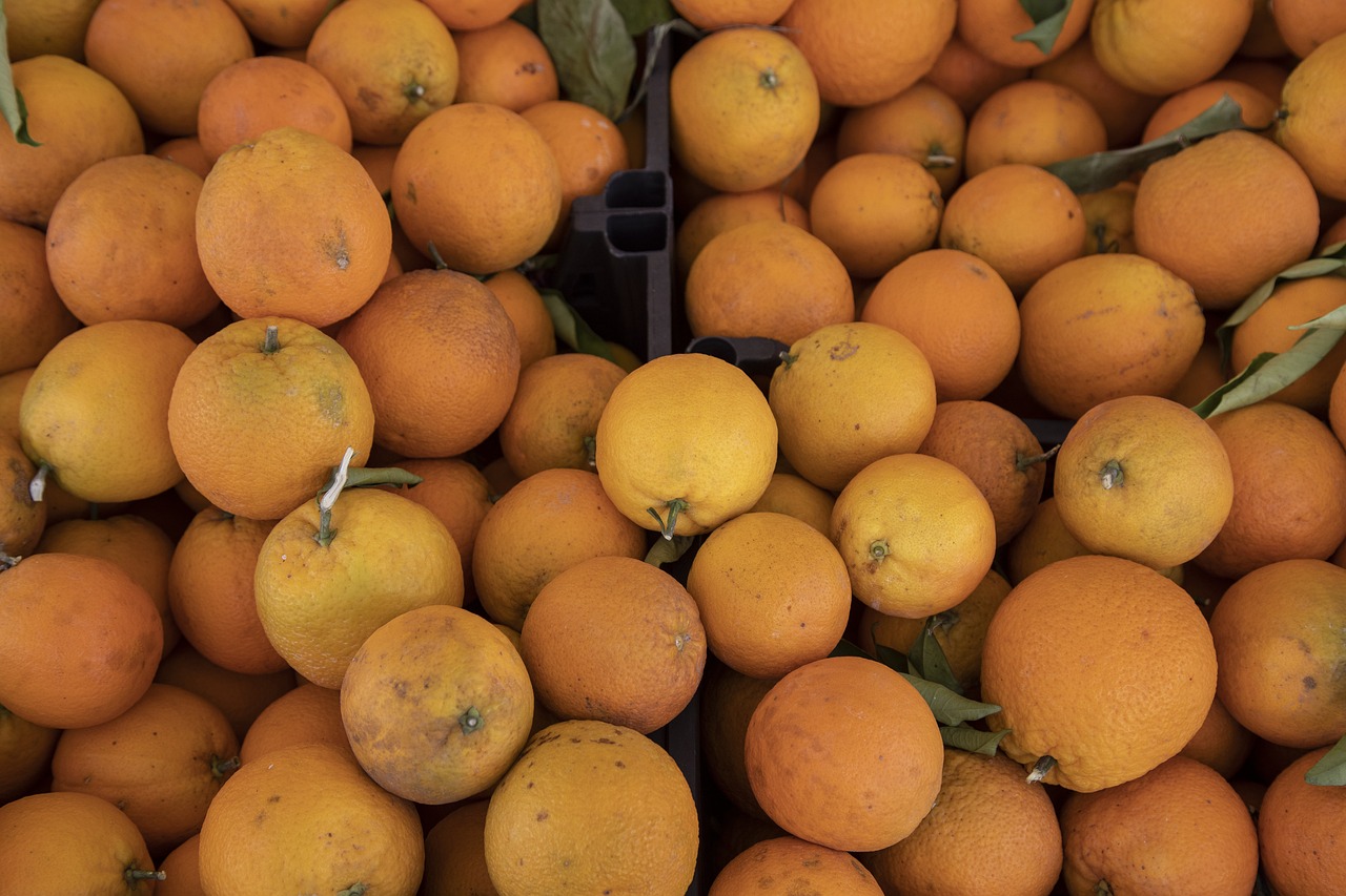 a pile of oranges sitting on top of each other, by Dietmar Damerau, market, close photo