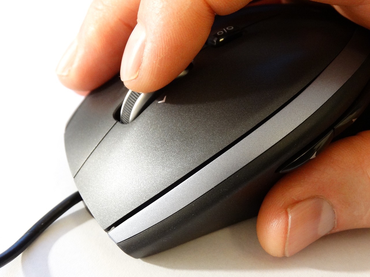 a close up of a person holding a mouse, by Greg Rutkowski, flickr, bauhaus, tutorial, alienware, 3/4 side view, instruction