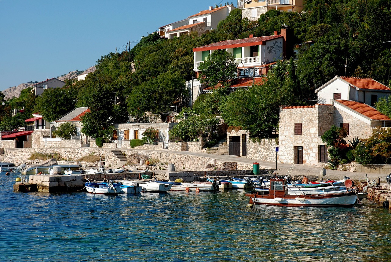 a bunch of boats that are in the water, a picture, by January Suchodolski, pixabay, dau-al-set, croatian coastline, house, shaded, small boat in the foreground