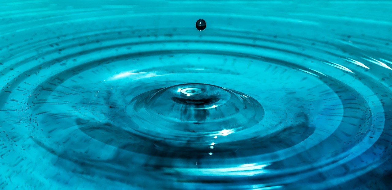 a close up of a water drop in a pool, by Jan Rustem, pixabay, digital art, rippling electromagnetic, aquamarine, water temple, water gushing from ceiling