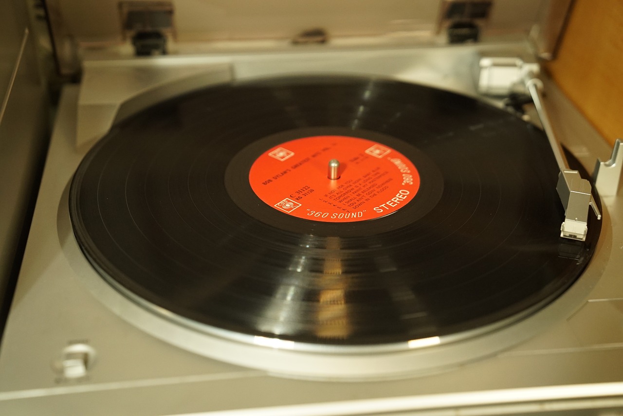 a record player sitting on top of a turntable, by Ottó Baditz, flickr, private press, close up shot from the top, in plastic, from the 7 0 s, very sharp details