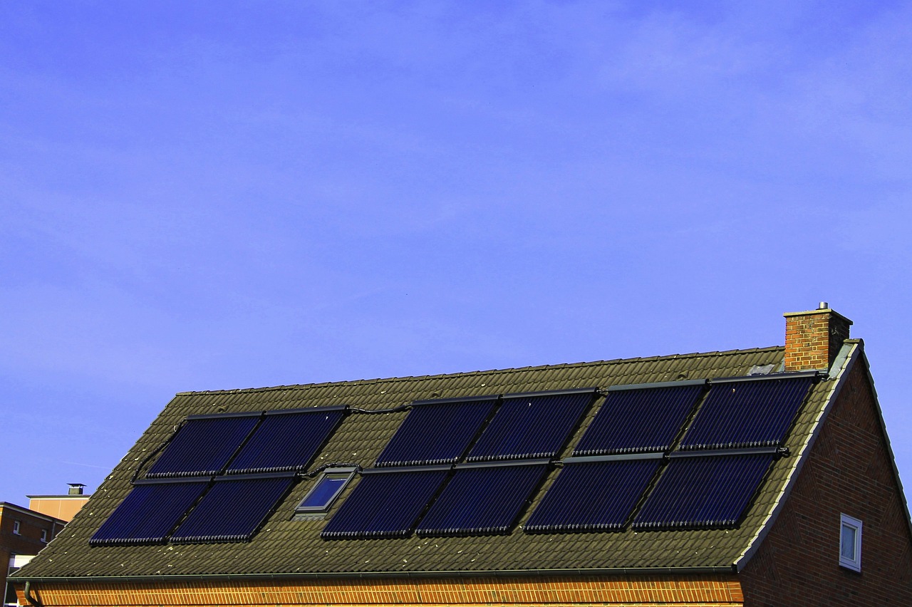 a house with solar panels on the roof, shutterstock, helmond, taken with a pentax1000, hoog detail, uv