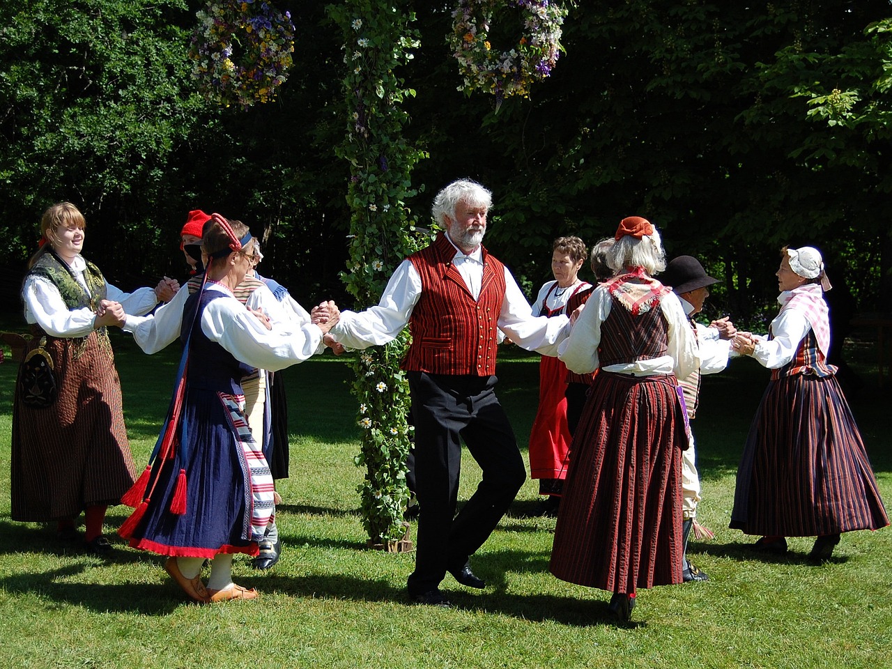 a group of people that are standing in the grass, by Erwin Bowien, flickr, renaissance, dancing a jig, finland, dressed in laurel wreath, 15081959 21121991 01012000 4k