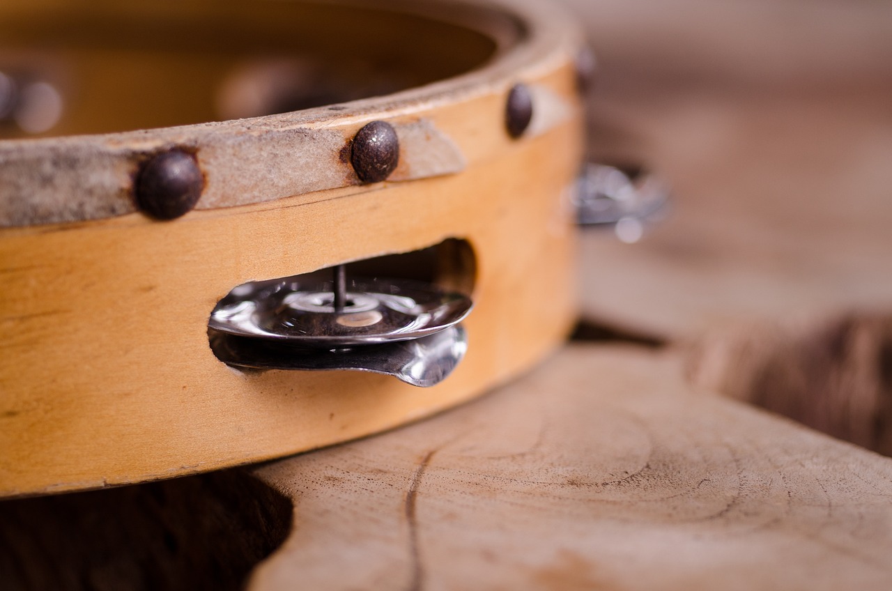 a wooden drum sitting on top of a wooden table, by Eugeniusz Zak, shutterstock, assemblage, neck rings, in style of bolade banjo, close-up product photo, screw